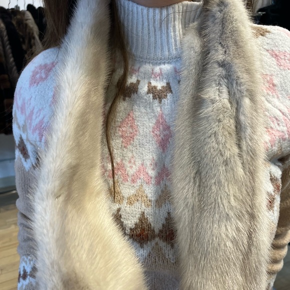 Beige & cool tones mink slit scarf - Picture 4 of 4